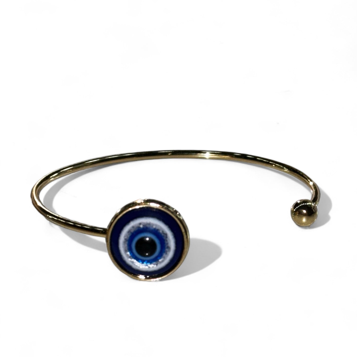 Elegante Nazar armband van hoogwaardig roestvrij staal met gouden afwerking en boze oog symbool. Met een diameter van 6,5 cm, verstelbaar en roestvrij. Stijlvol, duurzaam en perfect als cadeau of toevoeging aan je sieradencollectie.