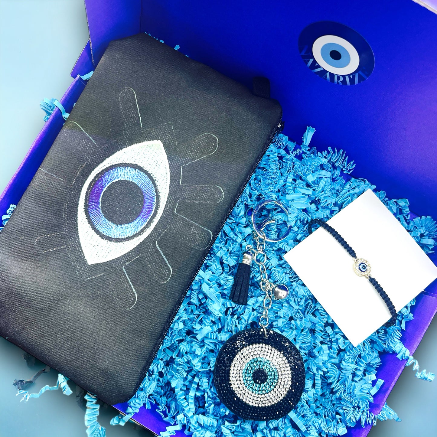 Boze Oog Cadeaubox Midnight met zwarte Nazar Noir make-up/toilettas, Nazar Hypnotic armband en Nazar Eye sleutelhanger. Elegant en functioneel, biedt stijl en bescherming met het Boze Oog symbool