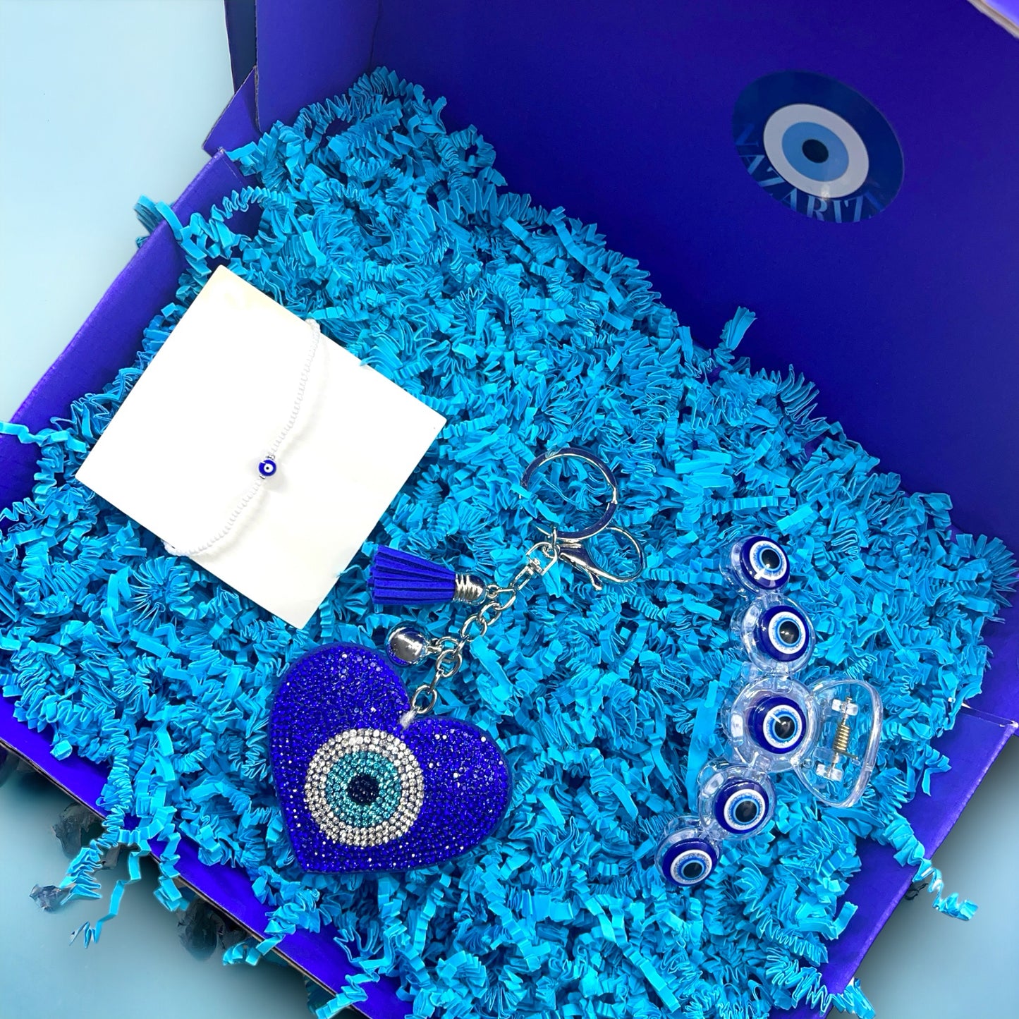 Boze Oog essentials set met Nazar Boho armband, Nazar Eye Boze Oog Hart sleutelhanger, en Nazar Lucky Boze Oog haarklem. Compleet je look met deze stijlvolle accessoires die charme en bescherming bieden.