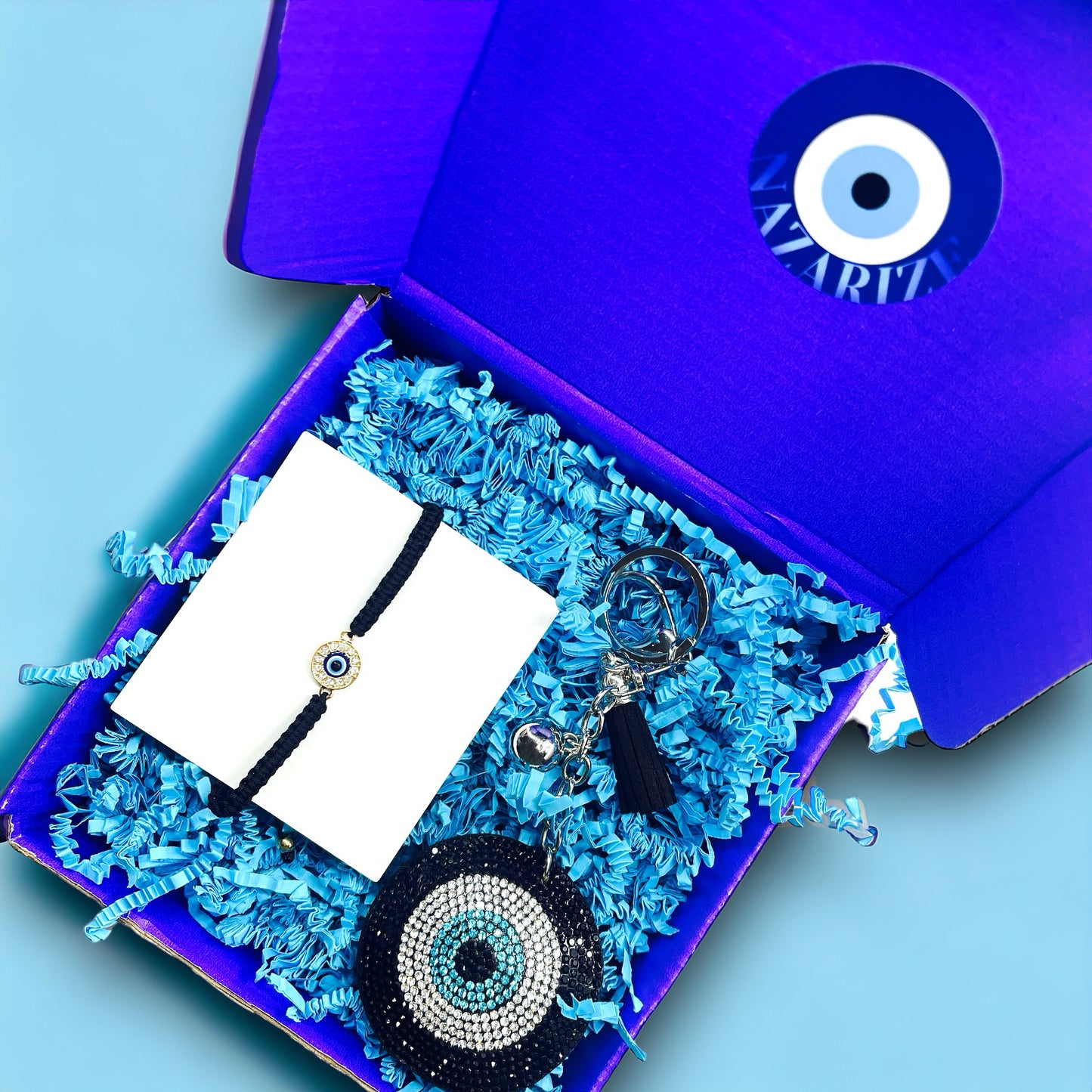 Een set met mooie Nazar-accessoires in de Nazar Shadow Cadeaubox. Inbegrepen zijn een zwarte Nazar armband en sleutelhanger. Ideaal voor wie van een vleugje mysterie en tijdloze stijl houdt