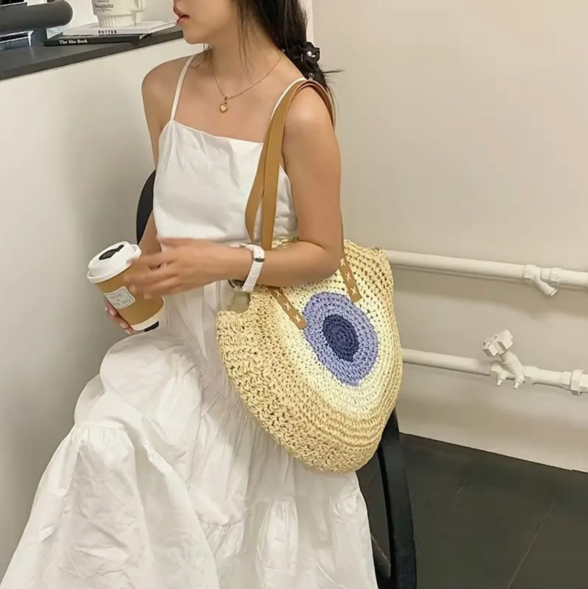 Yara Boze Oog Schoudertas in beige, 39x39 cm, met veilige ritssluiting en ruime opbergruimte. Ideaal voor het strand of dagelijks gebruik, biedt stijl en functionaliteit.