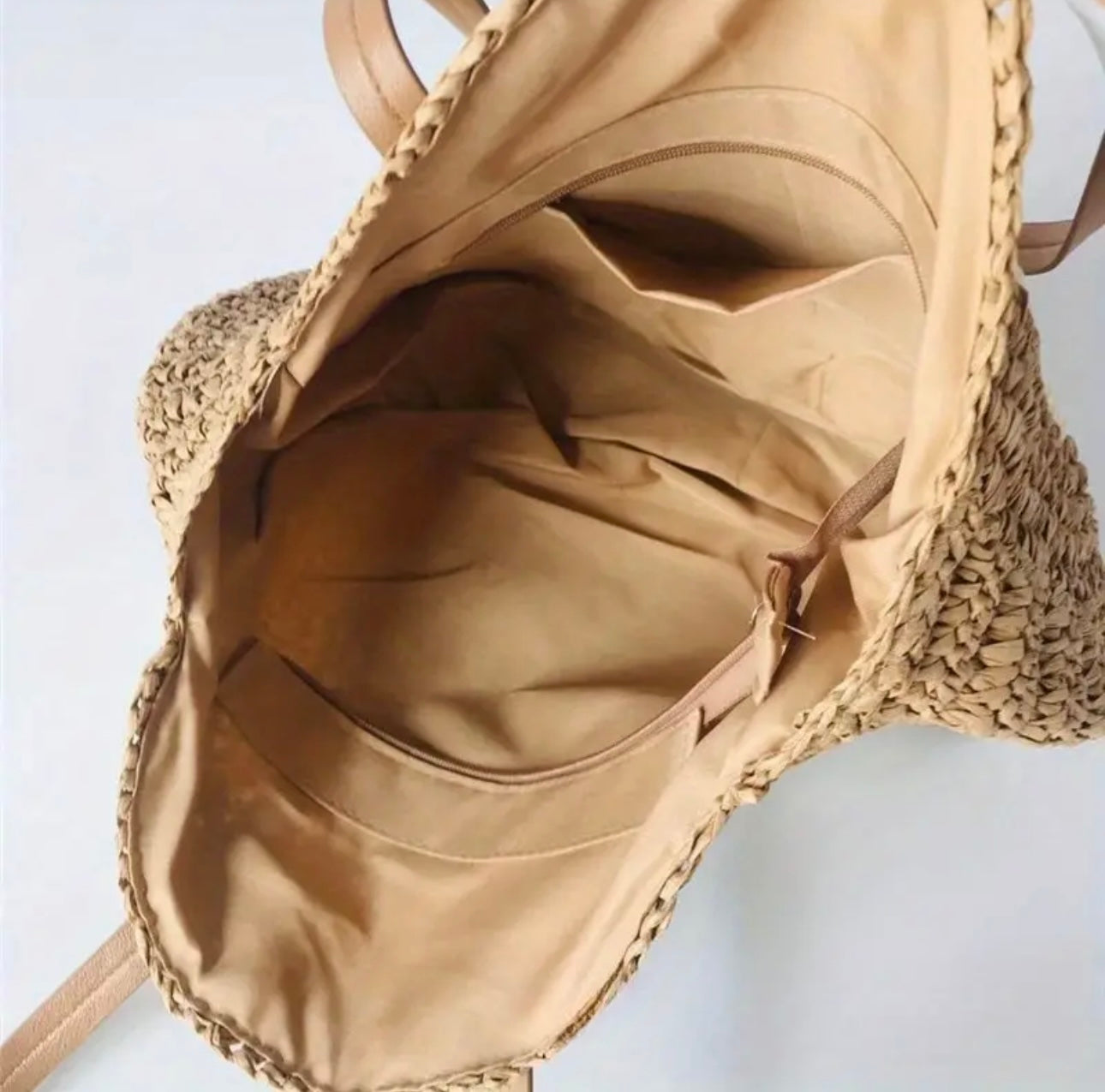 Boze Oog Stormi Schoudertas in stijlvol bruin, met afmetingen van 39x39 cm, veilige ritssluiting, ruime opbergruimte, en duurzame kwaliteit. Ideaal voor het strand of dagelijks gebruik