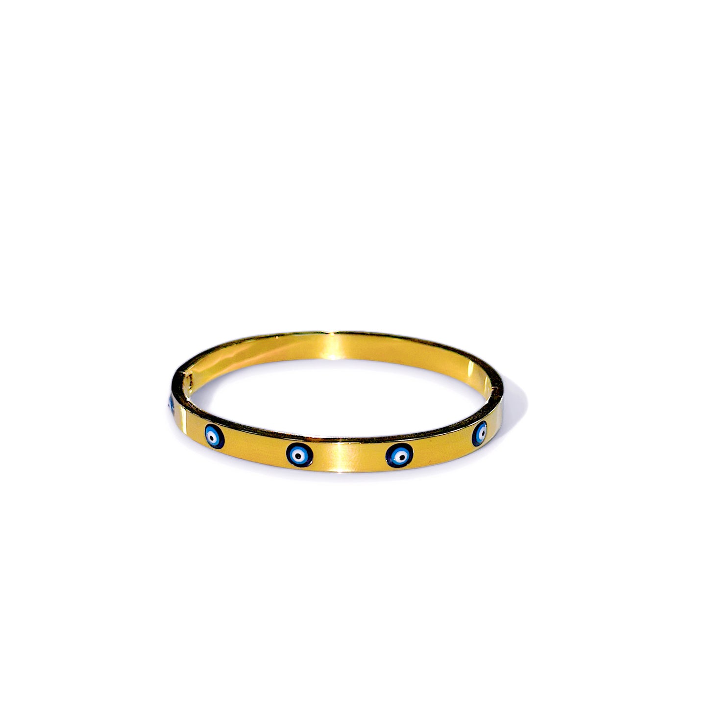 Stijlvolle armband van duurzaam stainless steel met gouden afwerking, versierd met kleine boze oog symbolen. Biedt een unieke combinatie van elegantie en bescherming, roestvrij en duurzaam, perfect voor dagelijks gebruik of als bijzonder cadeau.