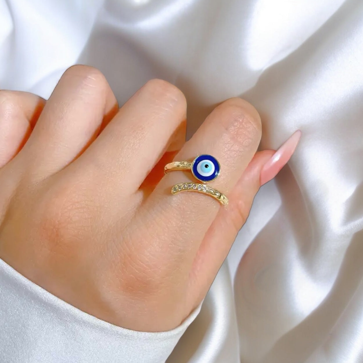 Gouden Dima boze oog ring van hoogwaardig roestvrij staal, verguld en roest- en vervagingsbestendig. Biedt bescherming tegen negatieve energie en voegt stijl toe aan elke outfit. Perfect als cadeau.