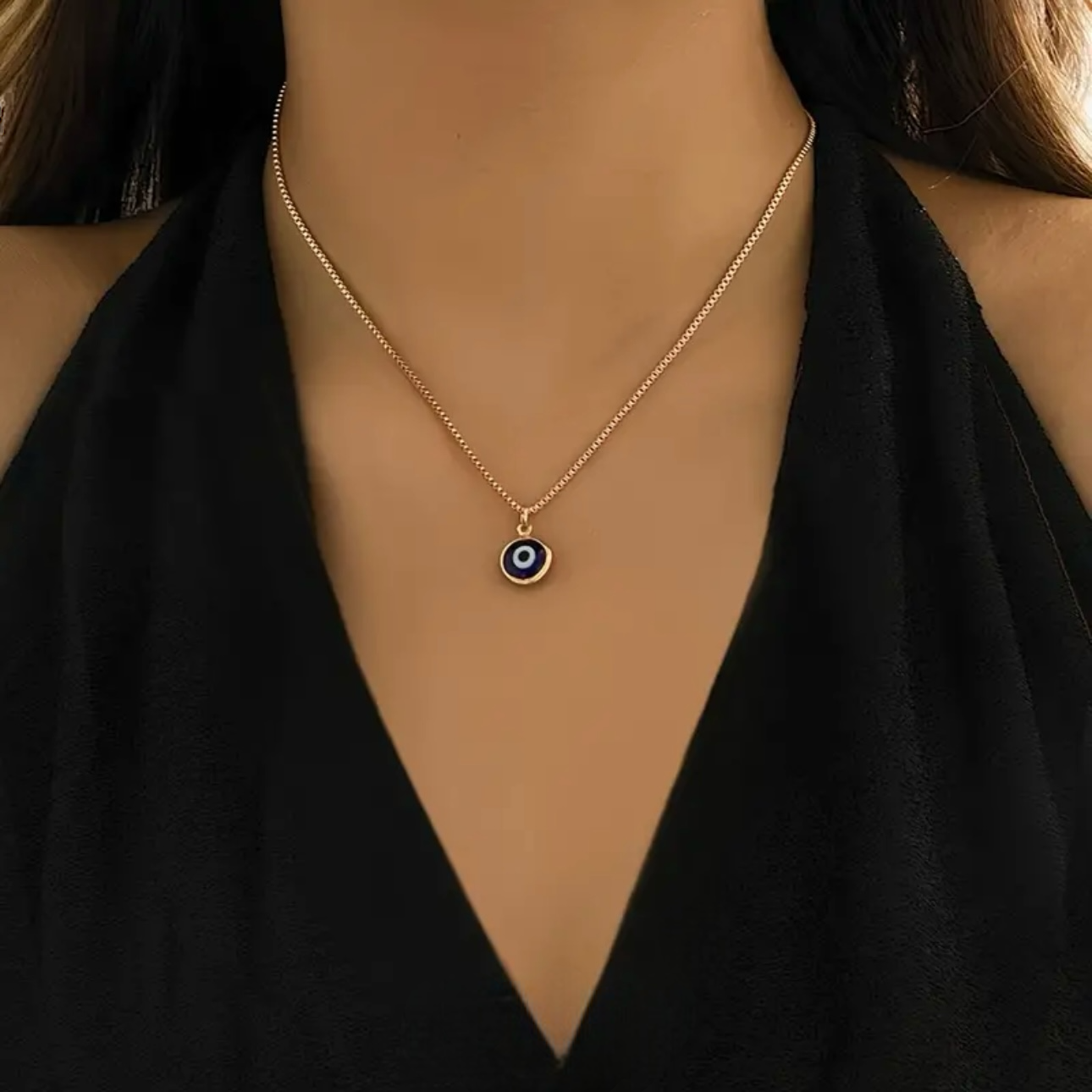Model met de Gouden Nazar Sparkle ketting van roestvrij staal, een verfijnde ketting van 40 cm met een verlengketting van 7 cm, minimalistisch en perfect voor elke gelegenheid