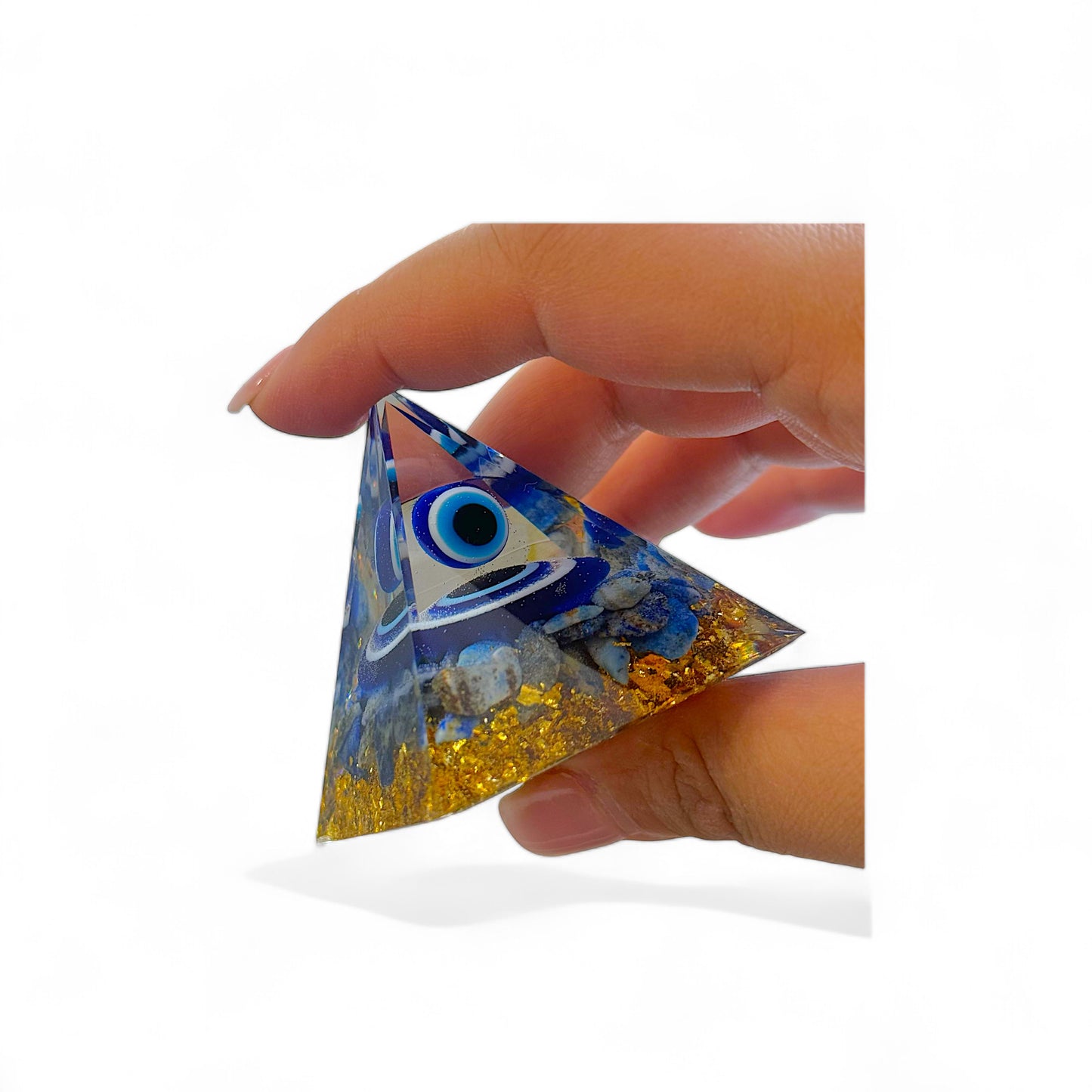 Boze oog piramide in een woonkamer, decoratief element met Lapis steen en gouden kristallen
