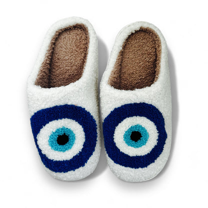 Super comfy Nazar CozyCloud Boze Oog slippers van zachte wol, versierd met het beschermende boze oog, ideaal voor thuisgebruik. Ontdek ultiem comfort en bestel nu!