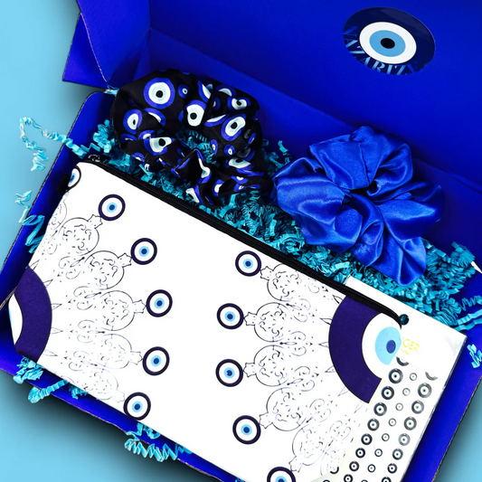 Complete beauty & ontspanning cadeaubox van Nazarize met Nazar Focus make-up en toilettas, Nazar Aesthetic Boze Oog nagelstickers, zwarte Nazar Boze Oog scrunchie, en blauwe Nazar Boze Oog Blue Sky scrunchie haarband. Perfect als luxe geschenk voor pure verwennerij en ontspanning.