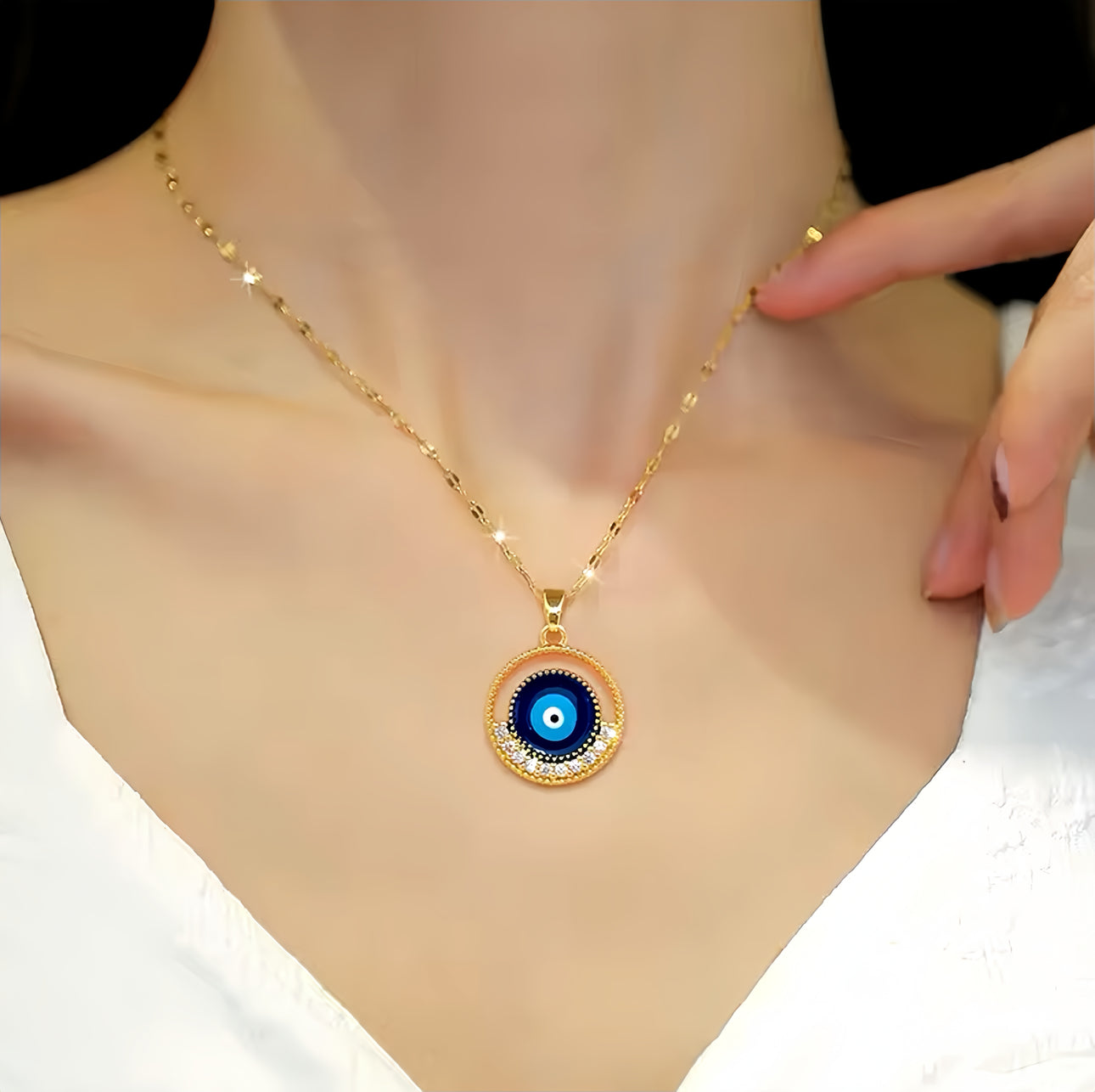 Model draagt de Dreamy Boze Oog ketting van goudkleurig roestvrij staal, een stijlvolle talisman die negatieve energie afweert en perfect is voor dagelijks gebruik