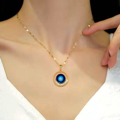 Model draagt de Dreamy Boze Oog ketting van goudkleurig roestvrij staal, een stijlvolle talisman die negatieve energie afweert en perfect is voor dagelijks gebruik