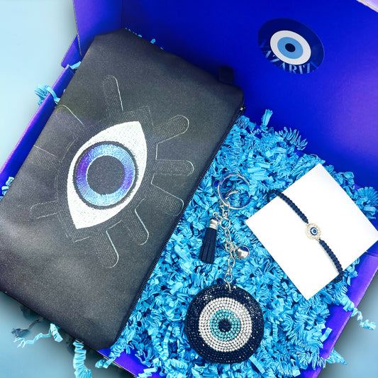 Boze Oog Cadeaubox Midnight met zwarte Nazar Noir make-up/toilettas, Nazar Hypnotic armband en Nazar Eye sleutelhanger. Elegant en functioneel, biedt stijl en bescherming met het Boze Oog symbool