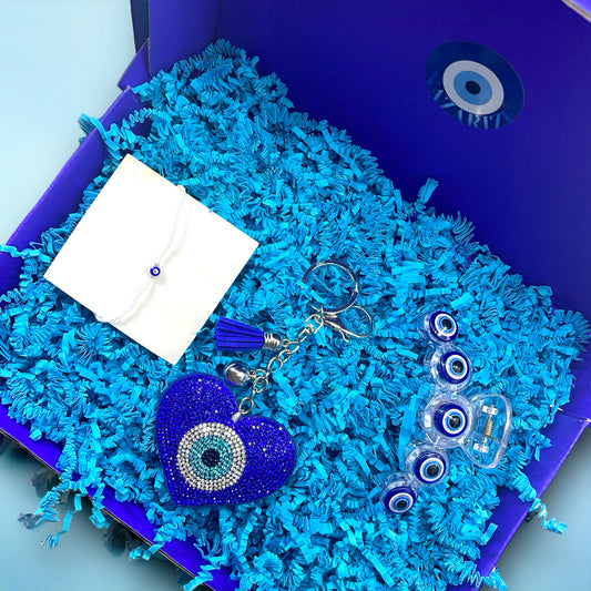 Boze Oog essentials set met Nazar Boho armband, Nazar Eye Boze Oog Hart sleutelhanger, en Nazar Lucky Boze Oog haarklem. Compleet je look met deze stijlvolle accessoires die charme en bescherming bieden.