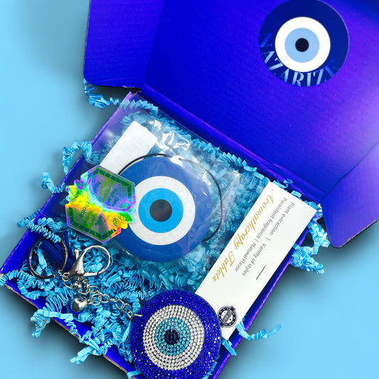 Boze Oog Cadeaubox Car Care met donkerblauwe Nazar Eye sleutelhanger en Nazar autoparfum hanger. Voeg stijl en een heerlijke geur toe aan je auto, met een parfumhanger die tot 60 dagen meegaat. Perfect als geschenk voor autoliefhebbers of voor jezelf.