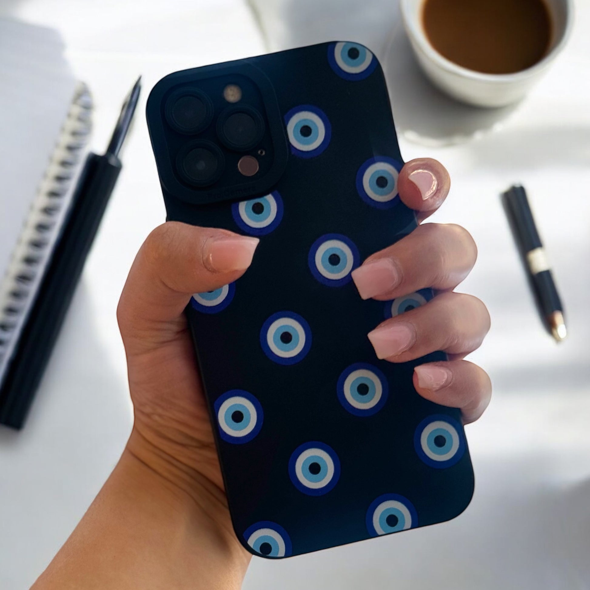 Mavi TPU telefoonhoes met Nazar oog symbool, ontworpen voor verschillende iPhone-modellen, biedt stijlvolle bescherming tegen negatieve energie
