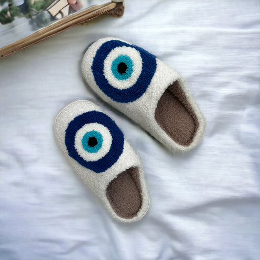Super comfy Nazar CozyCloud Boze Oog slippers van zachte wol, versierd met het beschermende boze oog, ideaal voor thuisgebruik. Ontdek ultiem comfort en bestel nu!