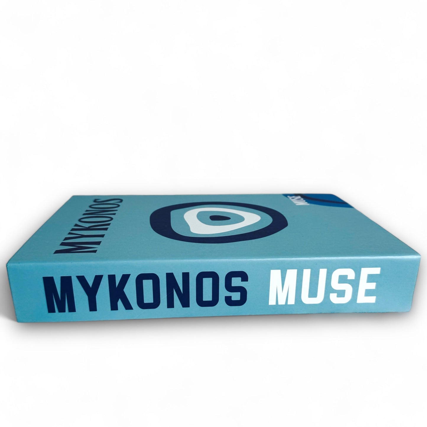 Decoratief dummy boek met een stijlvol blauw boze oog, geïnspireerd door de Griekse cultuur. Perfect voor je salontafel of boekenplank, voegt een vleugje Nazarize toe aan je interieur.