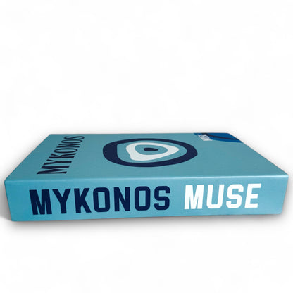 Decoratief dummy boek met een stijlvol blauw boze oog, geïnspireerd door de Griekse cultuur. Perfect voor je salontafel of boekenplank, voegt een vleugje Nazarize toe aan je interieur.