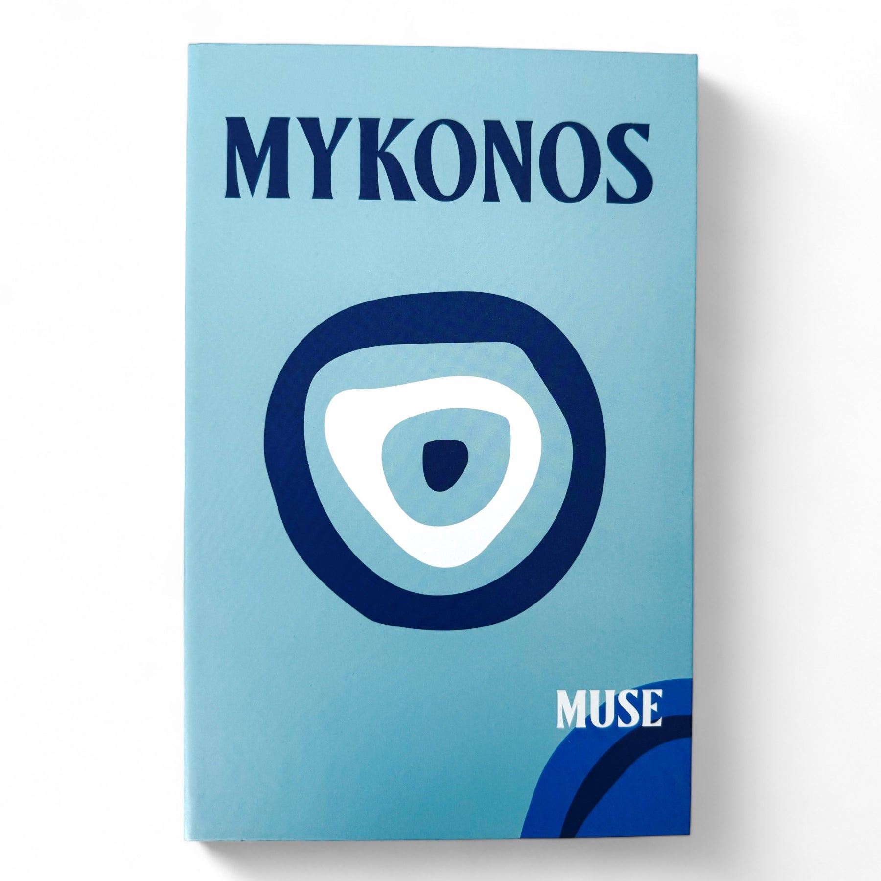 Decoratief dummy boek met een stijlvol blauw boze oog, geïnspireerd door de Griekse cultuur. Perfect voor je salontafel of boekenplank, voegt een vleugje Nazarize toe aan je interieur.
