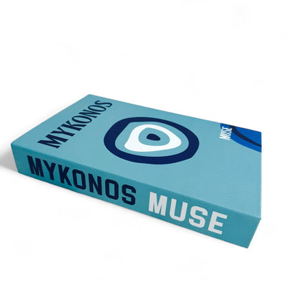 Decoratief dummy boek met een stijlvol blauw boze oog, geïnspireerd door de Griekse cultuur. Perfect voor je salontafel of boekenplank, voegt een vleugje Nazarize toe aan je interieur.