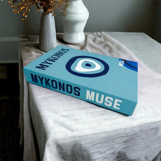 Decoratief dummy boek met een stijlvol blauw boze oog, geïnspireerd door de Griekse cultuur. Perfect voor je salontafel of boekenplank, voegt een vleugje Nazarize toe aan je interieur.