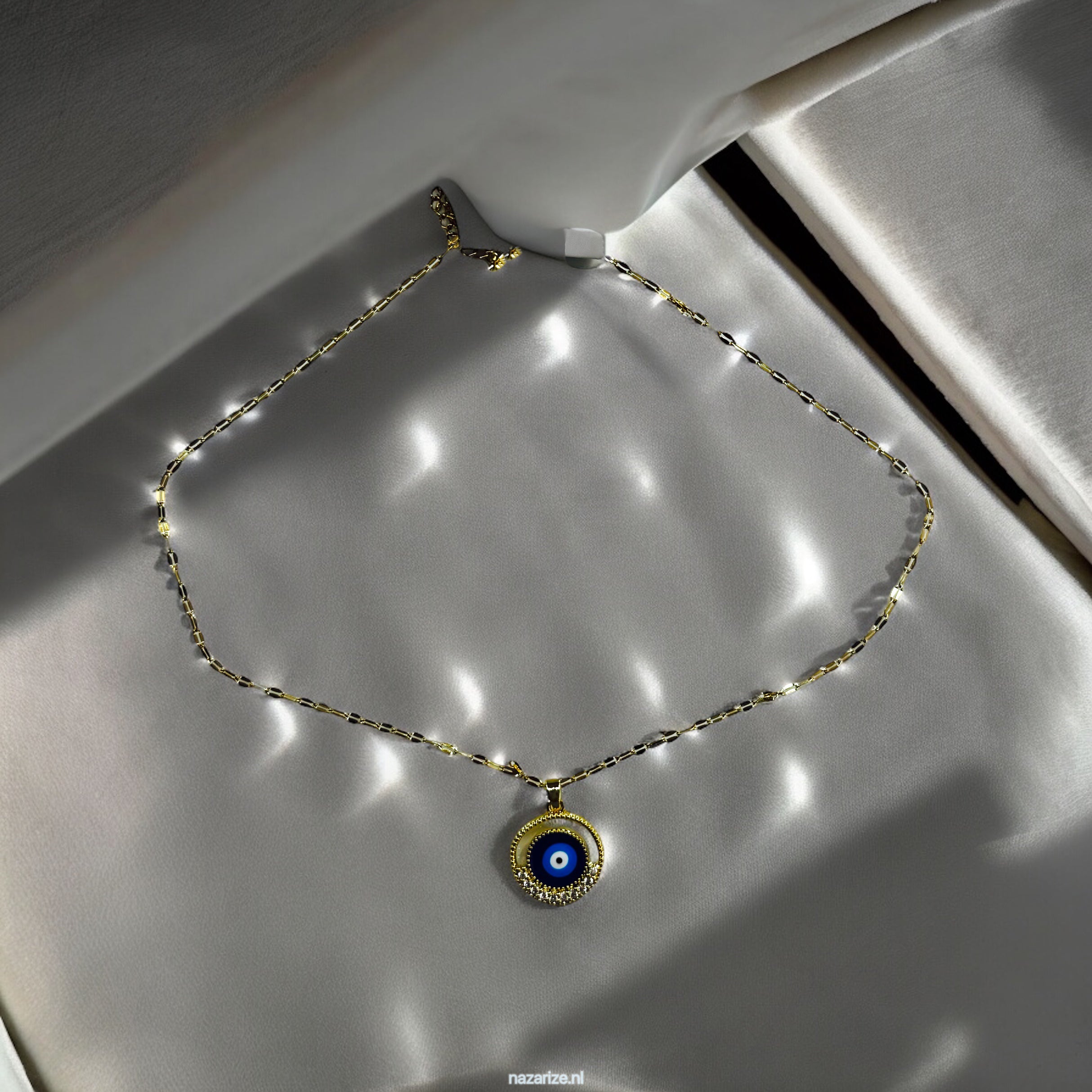 Dreamy boze oog ketting van goudkleurig roestvrij staal, een stijlvolle talisman die negatieve energie afweert en geluk brengt. Perfect voor dagelijks gebruik