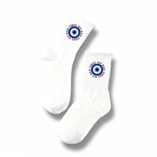 Witte sokken met Nazar-logo en ‘No Bad Vibes’ tekst, unisex, one size, comfortabel en stretchy materiaal