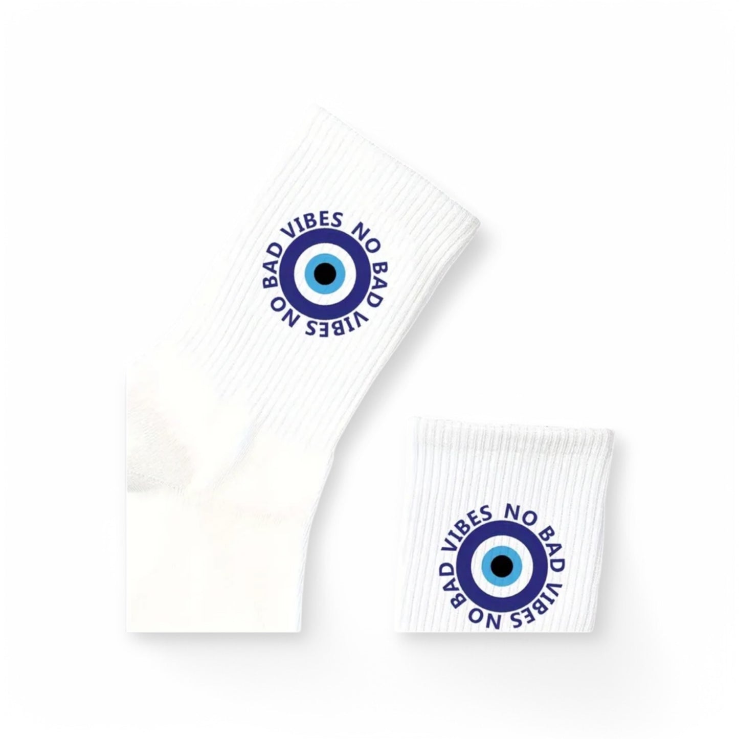 Witte sokken met Nazar-logo en ‘No Bad Vibes’ tekst, unisex, one size, comfortabel en stretchy materiaal