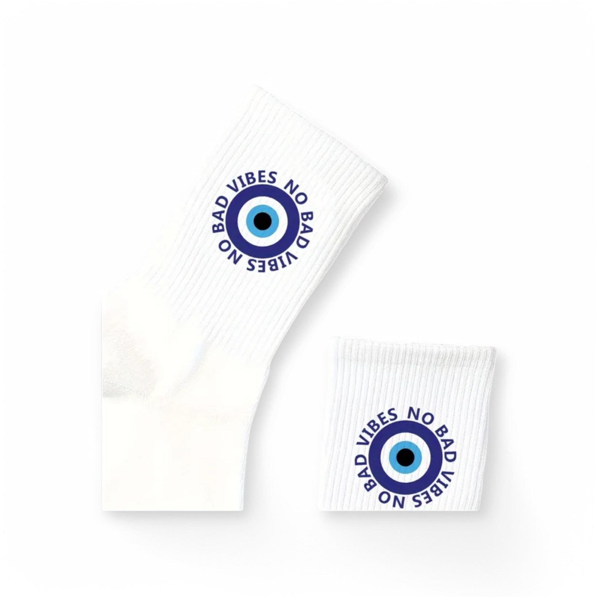 Witte sokken met Nazar-logo en ‘No Bad Vibes’ tekst, unisex, one size, comfortabel en stretchy materiaal