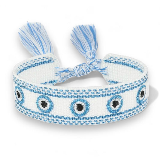 Stijlvolle blauw-witte armband met een tijdloos ontwerp, perfect voor elke gelegenheid. Voeg een vleugje aesthetic toe aan je look met deze comfortabele en elegante armband